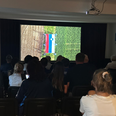 Projekcija filma Vojna brez sovraštva