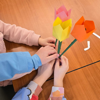 Izdelovanje origamijev z osnovnošolci